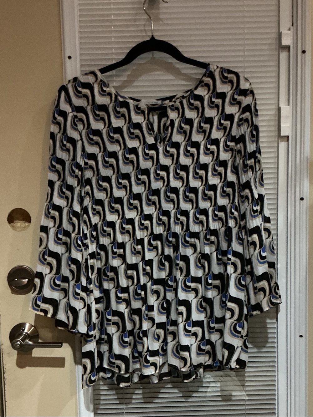 Women's Black and White Geometric Peasant Tunic